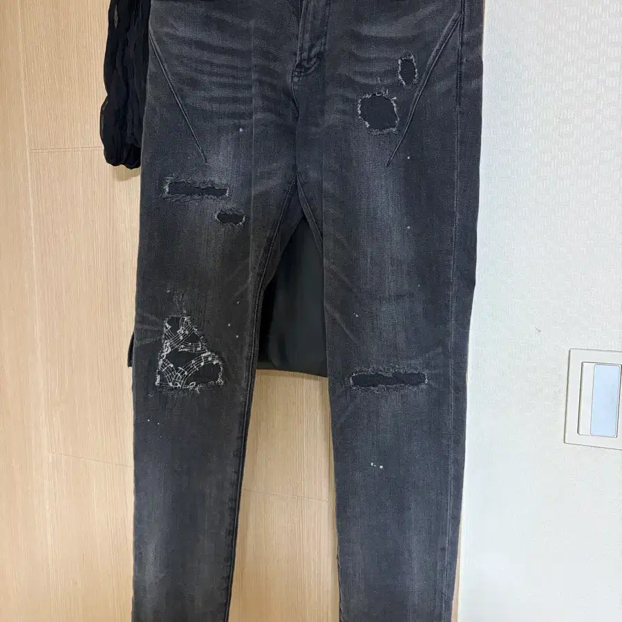 넘버나인 NUBER NINE X LOVELESS Distressed Black Jeans