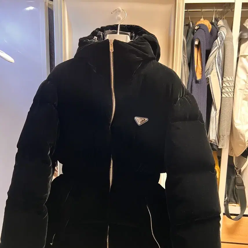프라다 벨벳 패딩 재킷 블랙 사진 2