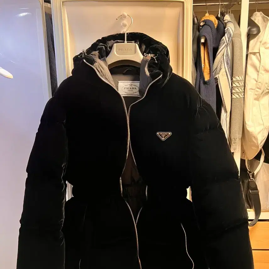 프라다 벨벳 패딩 재킷 블랙 사진 3