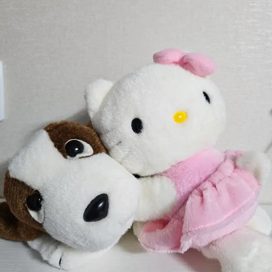 고전 강아지 안고 있는 핑크 키티