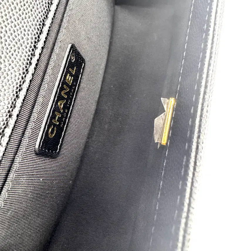 샤넬 캐비어 보이백 미듐 빈티지 금장 플랩백 블랙 A67086 미사용신품 , 신품리셀 사진 8