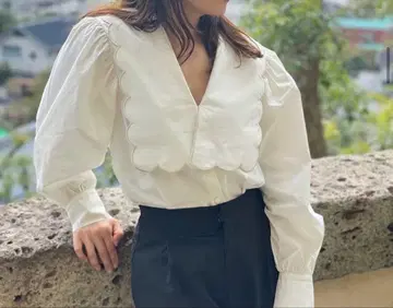 스캘럽 칼라 티어드 블라우스 화이트 긴팔 코튼 & 실크