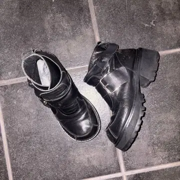 UNIF 천연 가죽 통굽 스트랩 밀리터리 부츠 BLACK