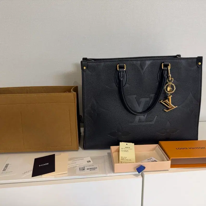루이비통 (정품)루이비통 온더고 MM 앙프렝뜨 블랙, 참, 이너백 일괄 사진 1