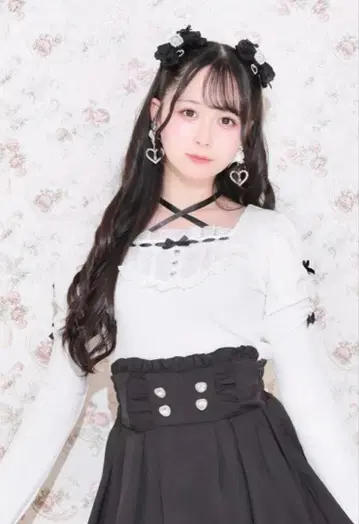 노에미 백 레이스업 플레어 슬리브 티셔츠