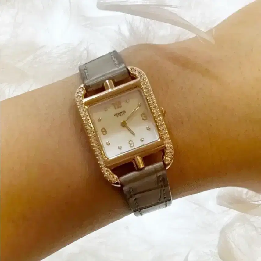에르메스 케이프코드 스몰 31mm 18k 금장 풀파베 다이아 워치 (악어줄 2개 / 총 3,000만 상당) 사진 4