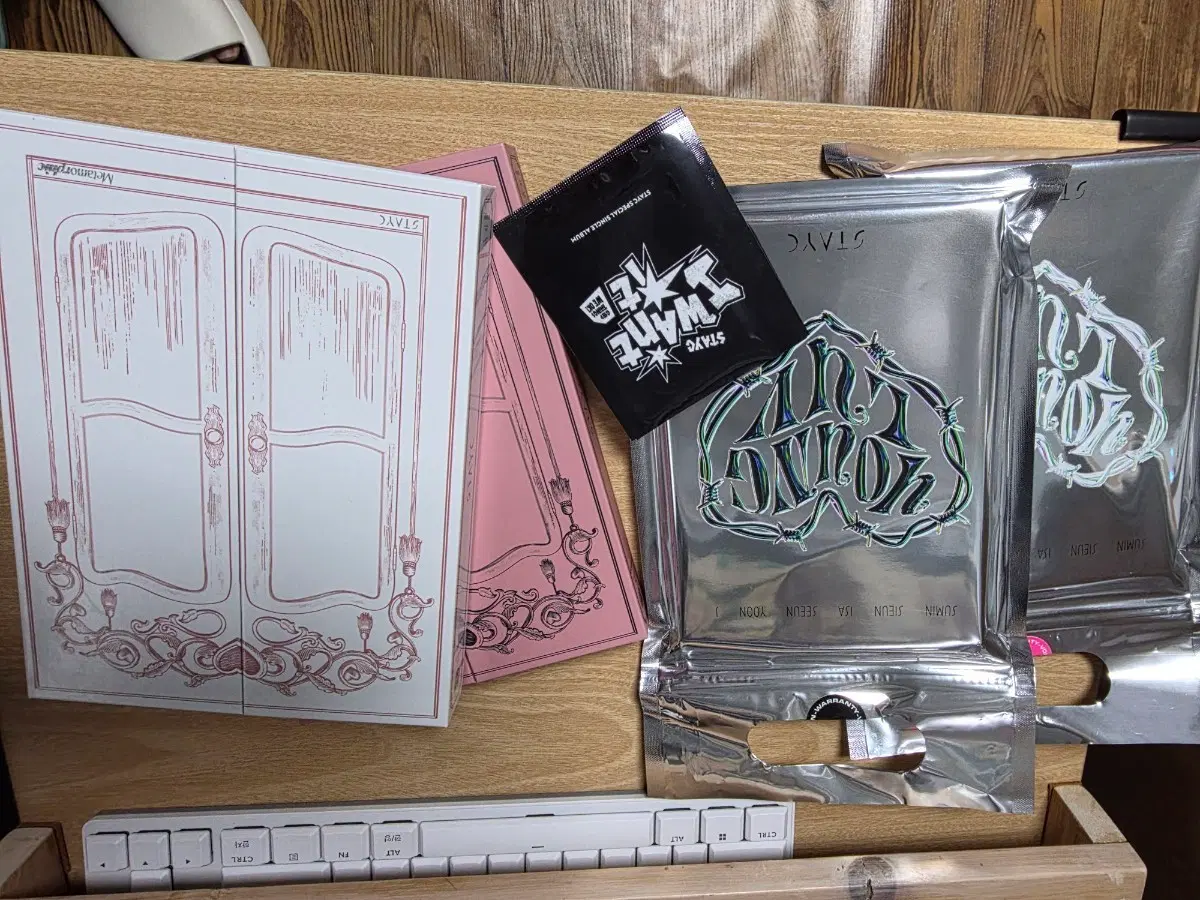 Shipping Included poca O) Stayc Young Love Chia Ttaeng unsealed album + additional gift