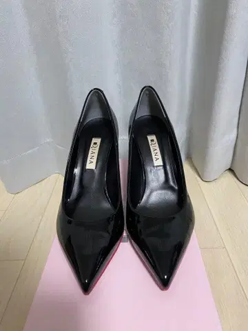 DIANA 포인티드 토 펌프스 블랙 에나멜 레드 솔
