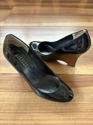 BARNEYS NEWYORK 에나멜 펌프스 우드 밑창 23cm