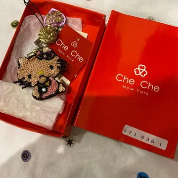 che che New York x HELLO KITTY 스팽글 스트랩