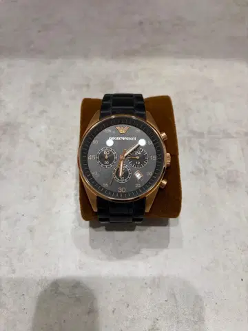 EMPORIO ARMANI 크로노그래프 손목시계 블랙 골드