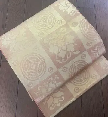 가을 본격 세일 [ 상태 양호 니시진 비단 ] 매트한 금실, 가문풍 마크가 들어간 격자 무늬의 모던한 후쿠로 오비
