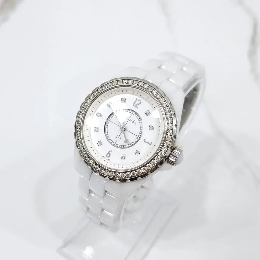 샤넬 J12 화이트 세라믹 다이아몬드 베젤 워치 33mm H2422 사진 2