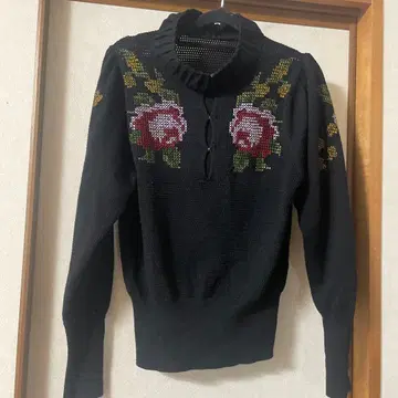 AMERI 장미 자수 블랙 터틀넥 스웨터