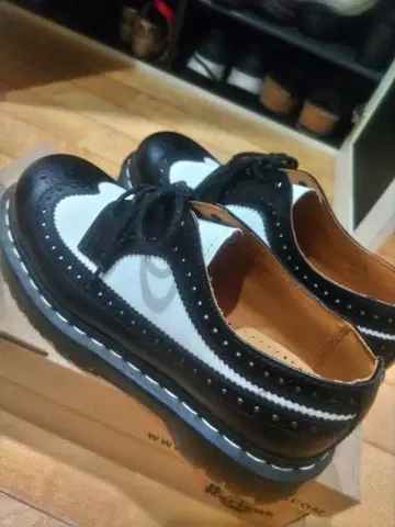 Dr. Martens 윙팁 슈즈 바이컬러