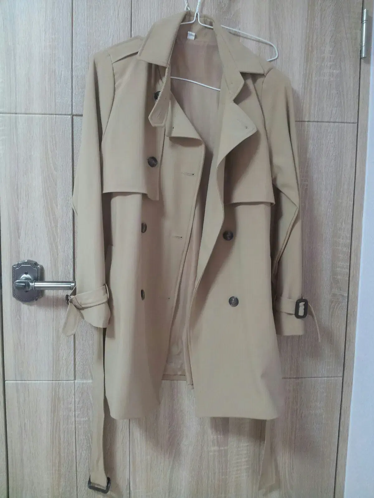 [FREE] Beige trench coat