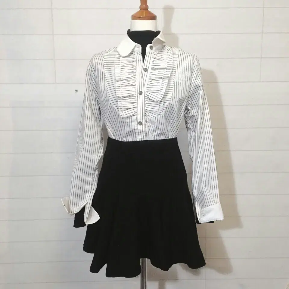 [FREE] Striped shirt Color-coordinated frill blouse Wedding