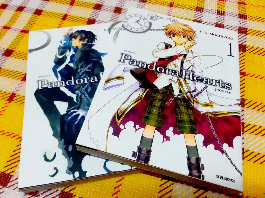 Pandora's Hearts, Volumes 1 and 2