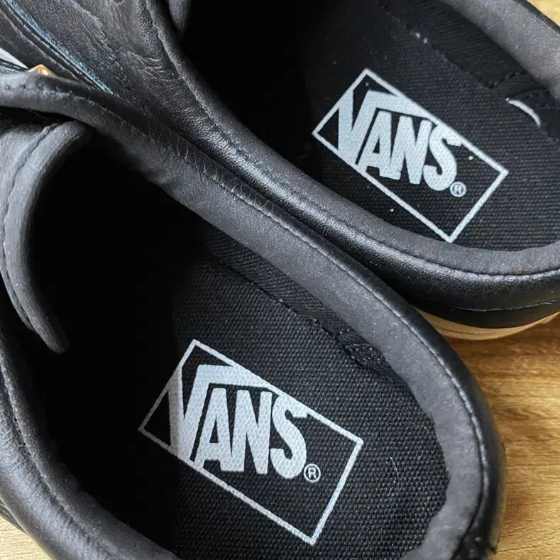 [정품] VANS 반스 에라 락스터드 여성용 가죽스니커즈(220)