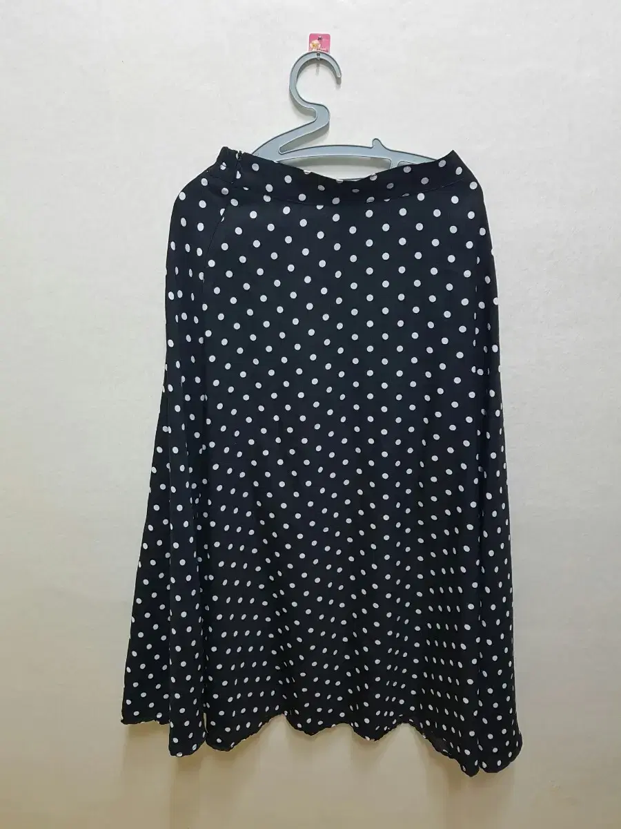 [FREE] Dot-patterned skirt