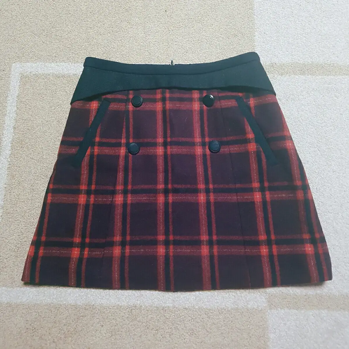 Red Velvet's check skirt