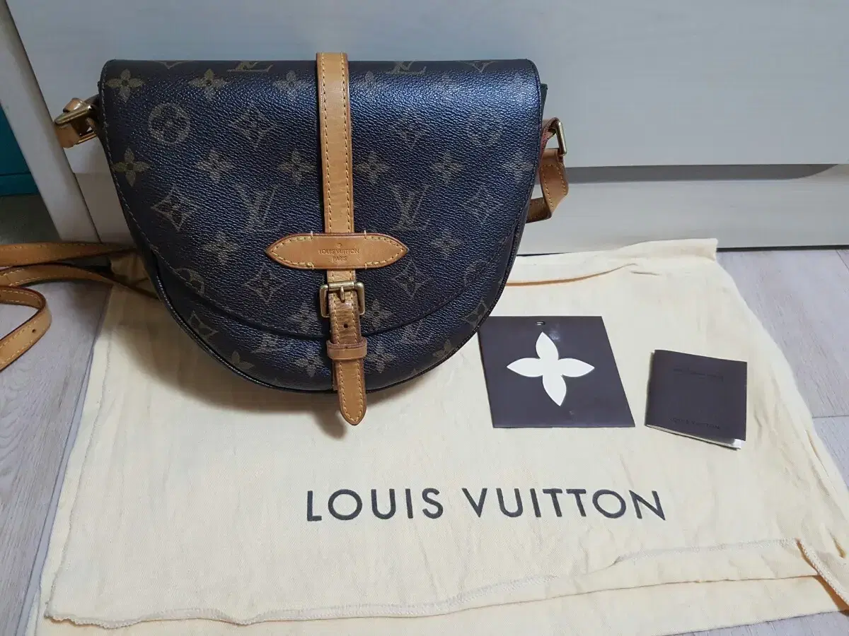 (Genuine) Louis Vuitton Chantilly Crossbody Bag