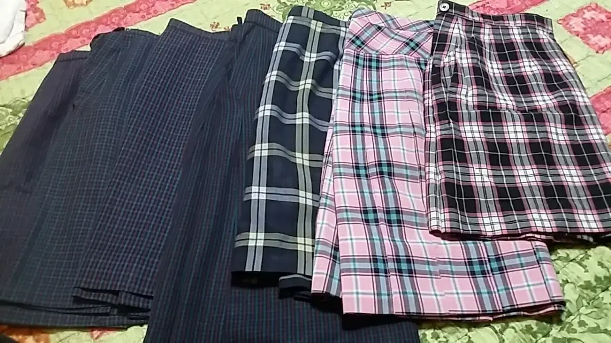 Group 21) 7 checked school uniform skirts (men's and women's)