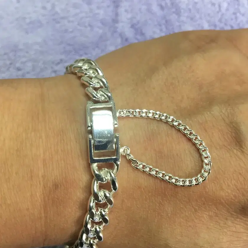 Gold Bracelet 은팔찌,팔찌,팔찌선물 on Bunjang Global Site.