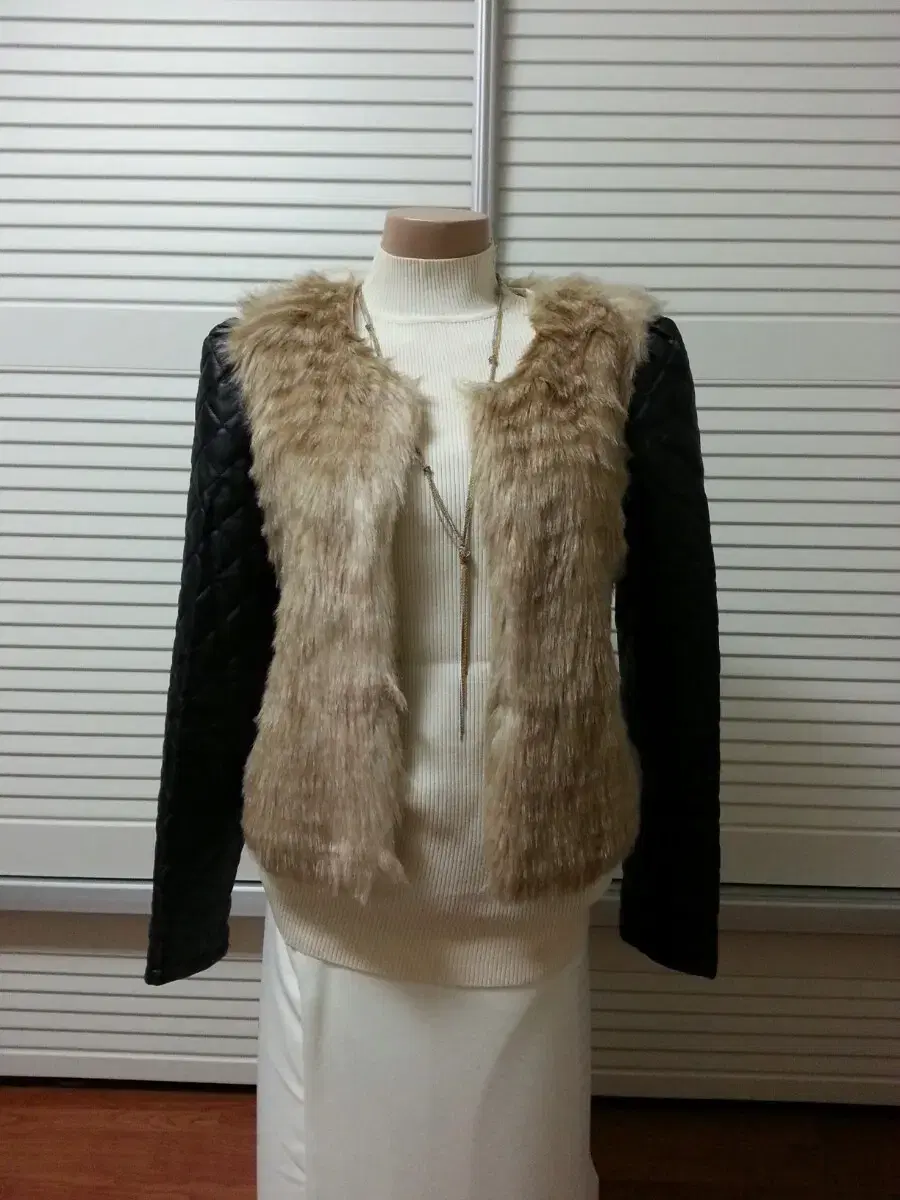 [55] Quick sale~Leather Sleeve Fuzzy Jacket