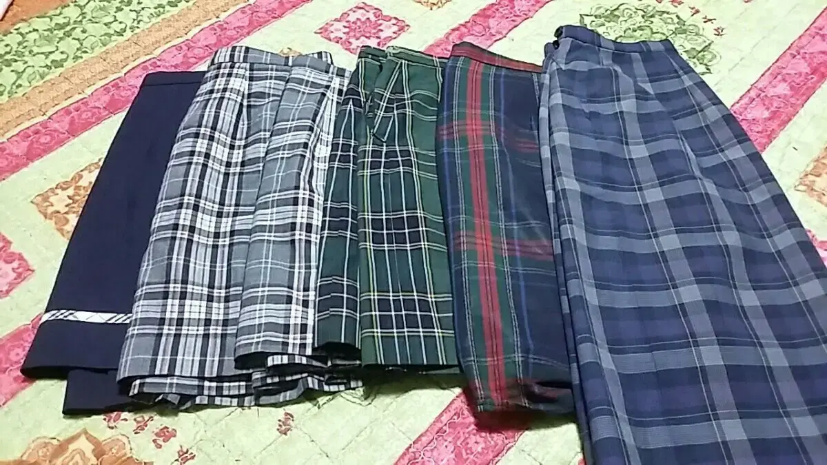 6) 6 school uniform skirts for sale~.