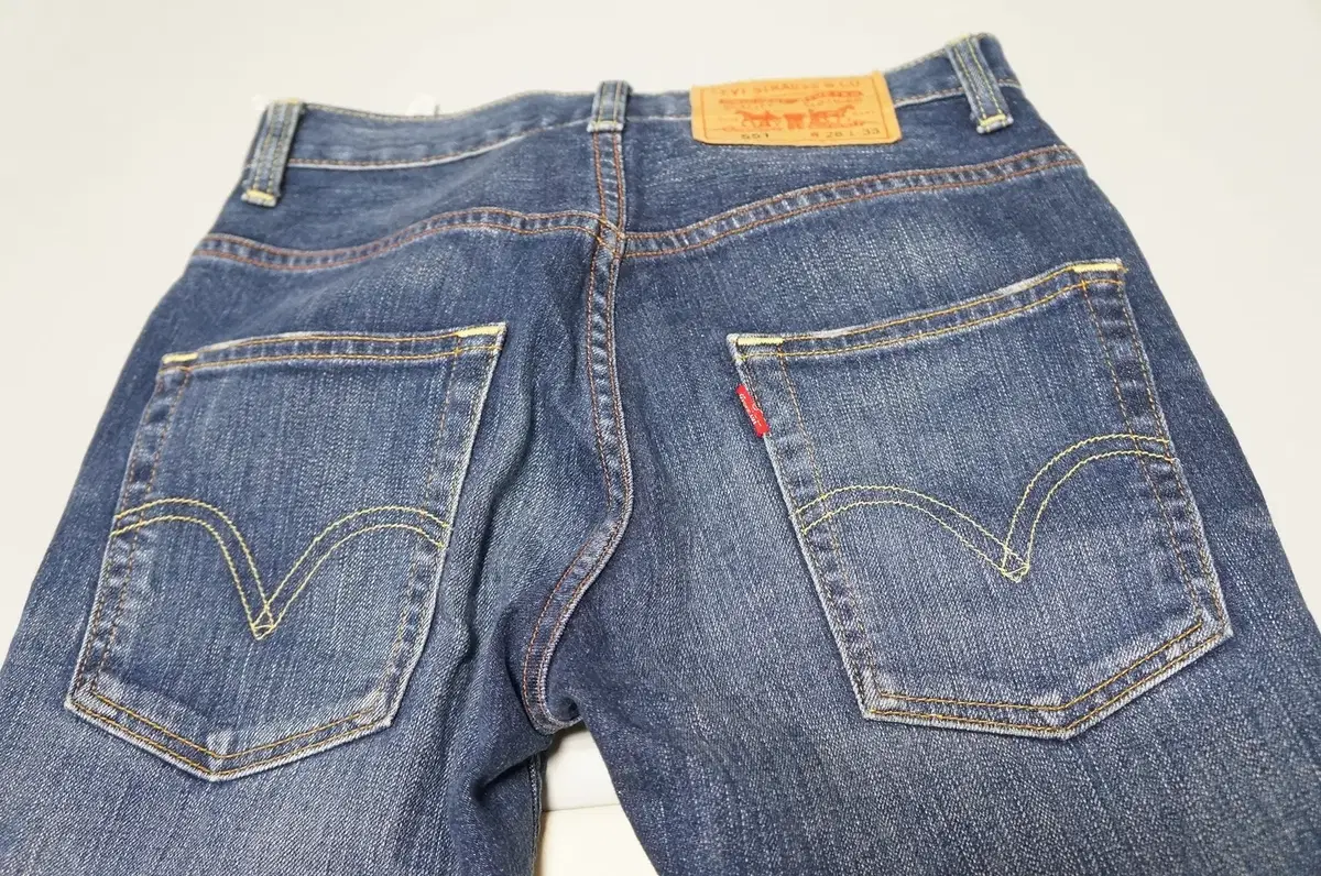 28Levi's 551 DateSlim Fit