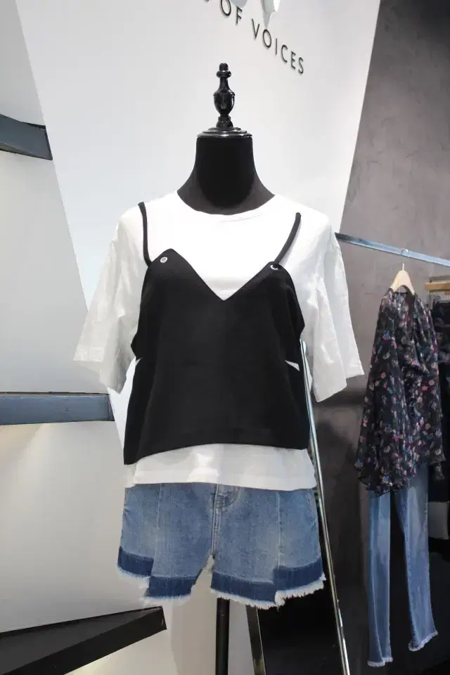 [55] V-neck bustier T-shirt