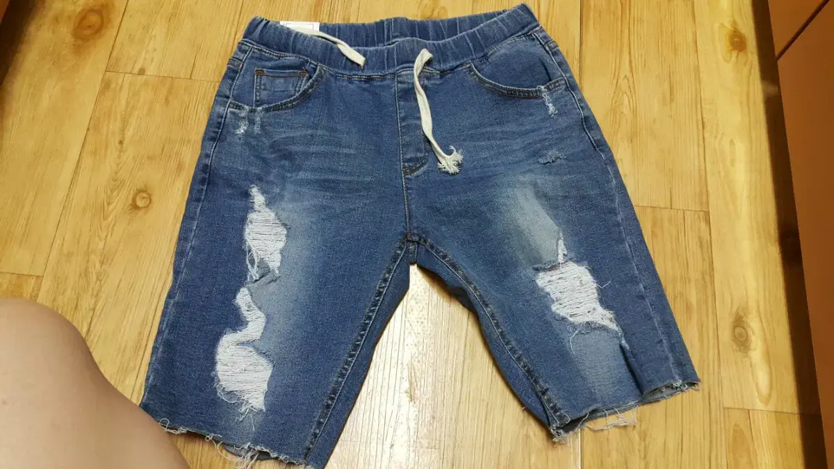 [XL] ripped denim shorts