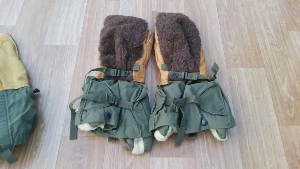 Winter-proof gloves for military use