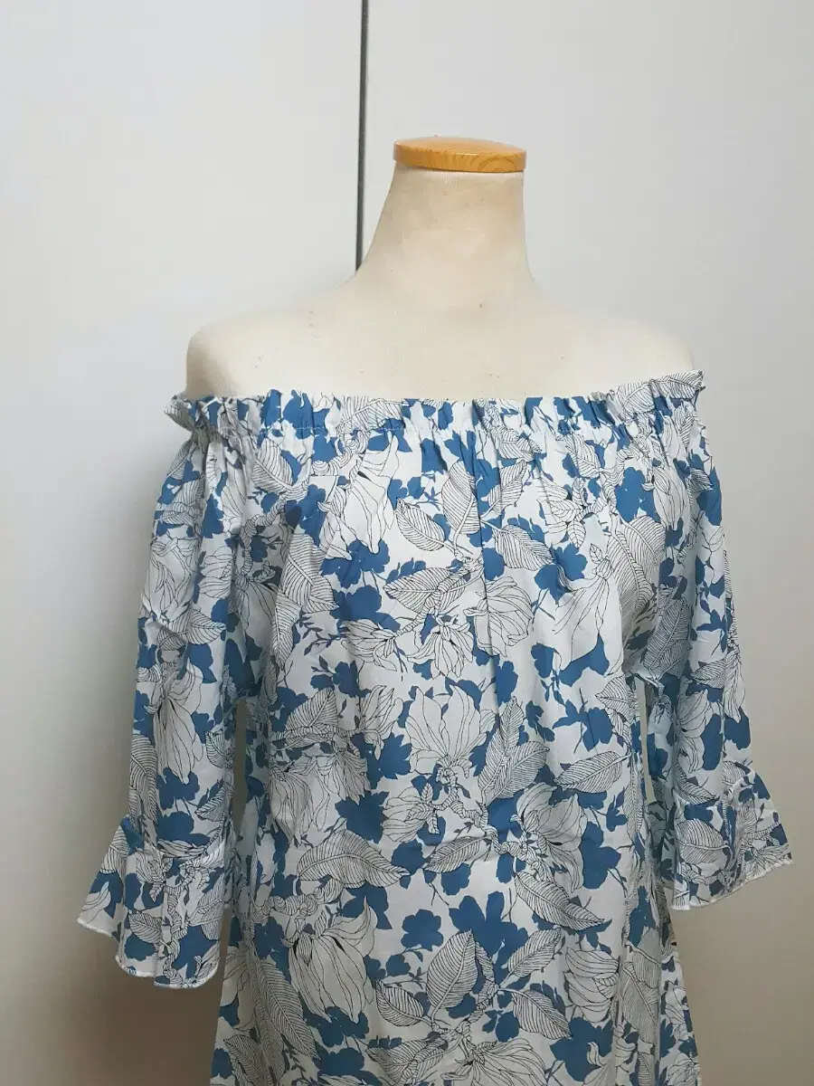 [FREE] Off-the-shoulder blouse