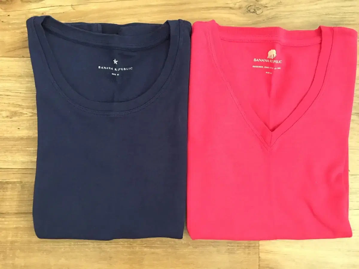 Banana Republic Round V-Neck Tee Shirt (55-66)