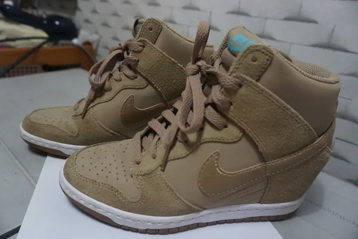 (Almost new) Nike Dunk Sky High Essential