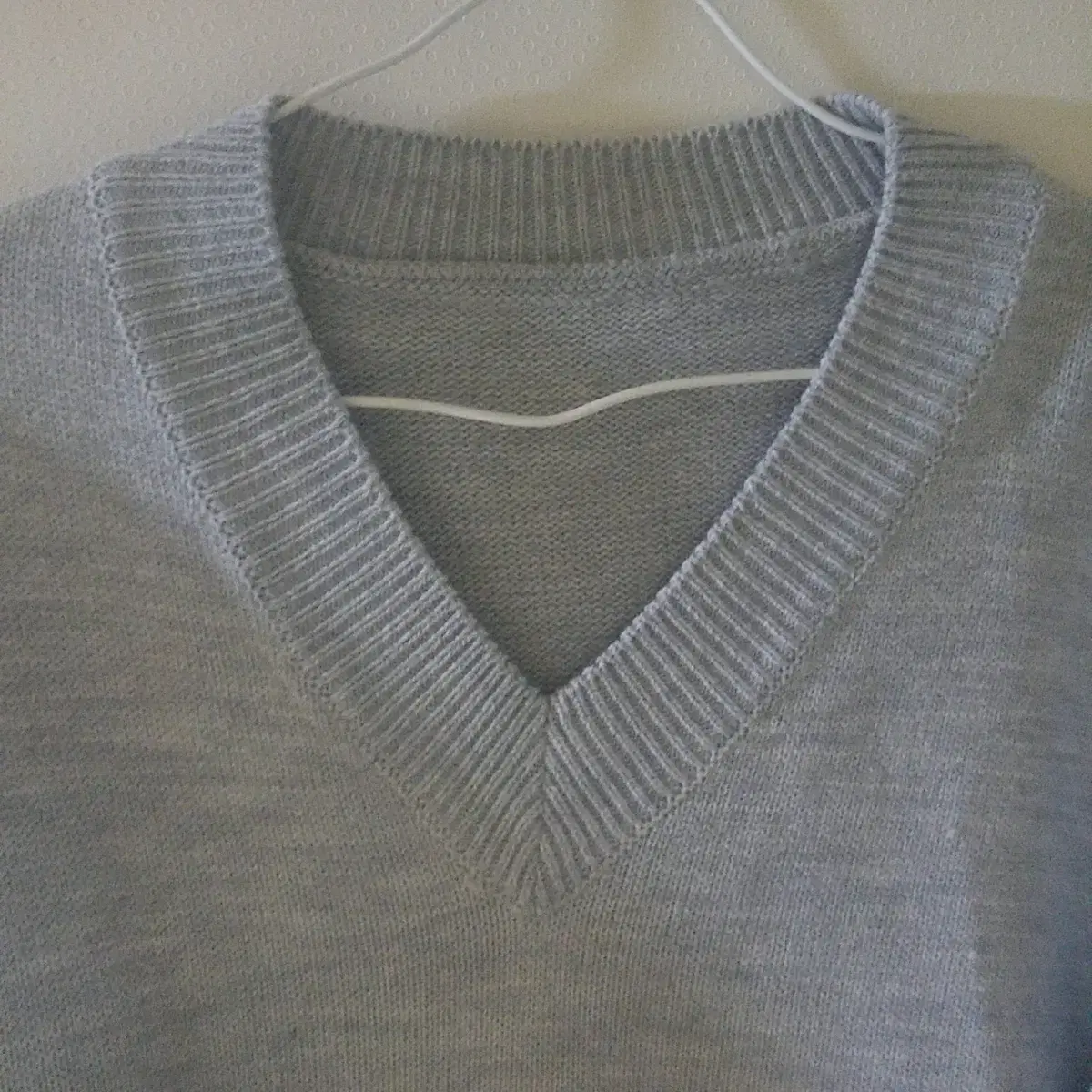 [FREE] Gray V-neck knit