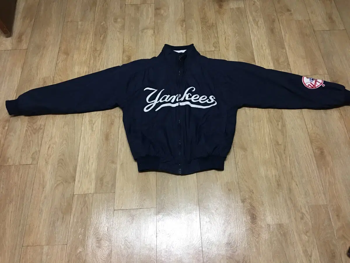 New York Yankees jumper, size M, for sale~