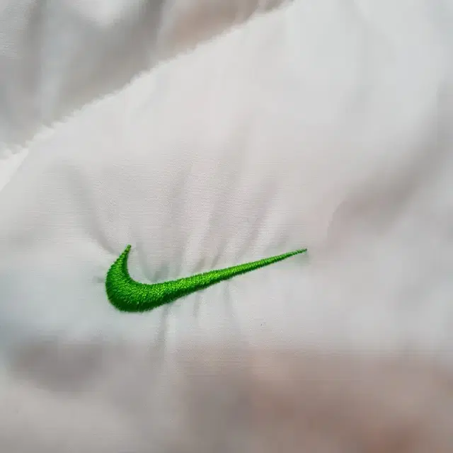 [100] 나이키 화이트 오리털 숏 패딩점퍼 스우시 nike