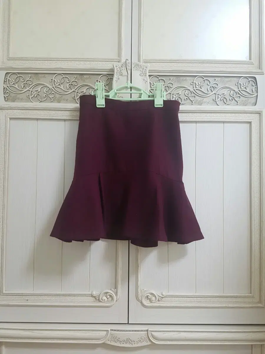 [S] Wine-colored skirt