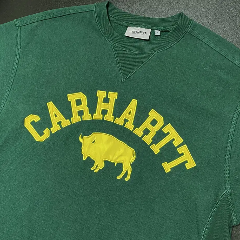 [정품] CARHARTT 칼하트 카우 로고자수 오버핏 기모 맨투맨(S)