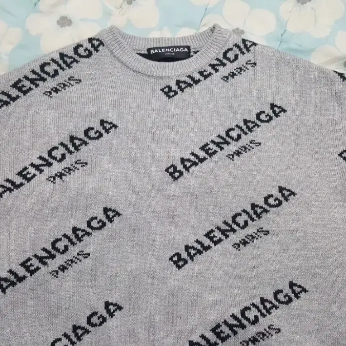 [L] (명품)BALENCIAGA  발렌시아가 그루넥 자가드 스웨터1