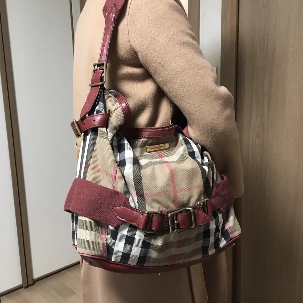 (Photo) Genuine Burberry shoulder bag