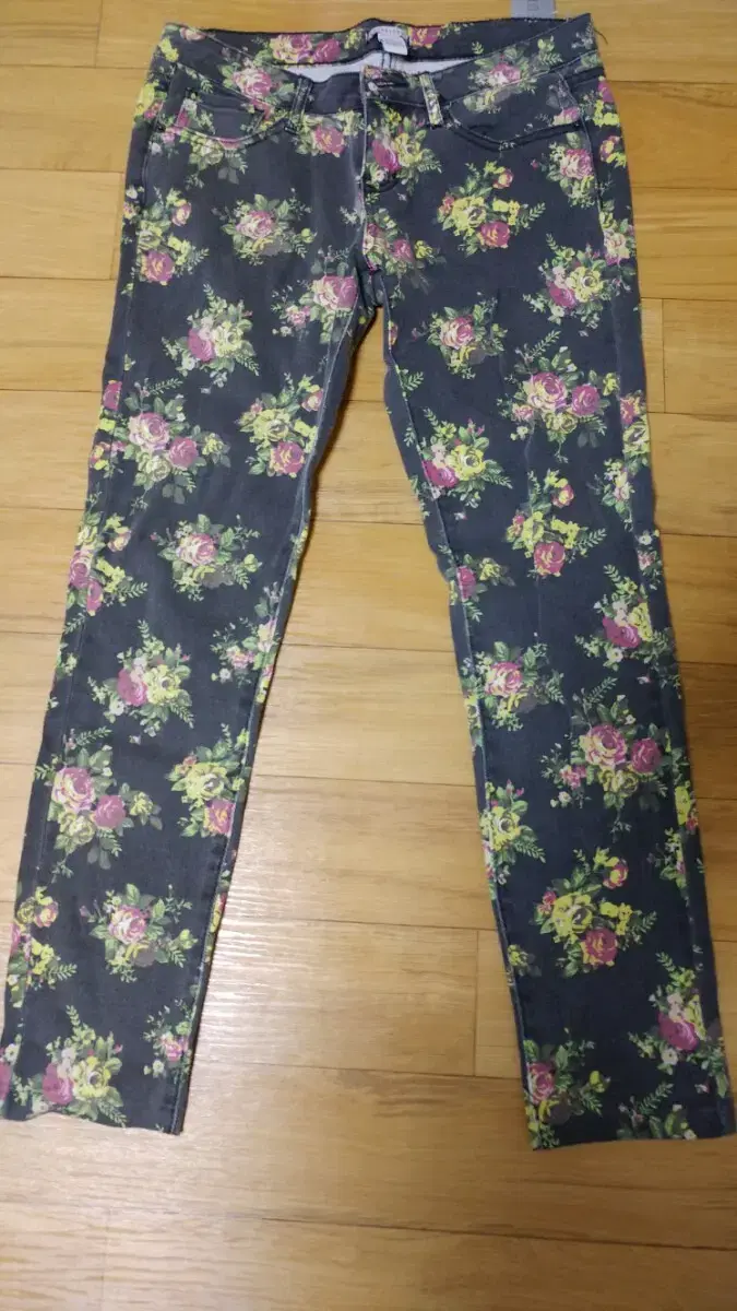 Forever 21 Floral Skinny Jeans 26-27 New