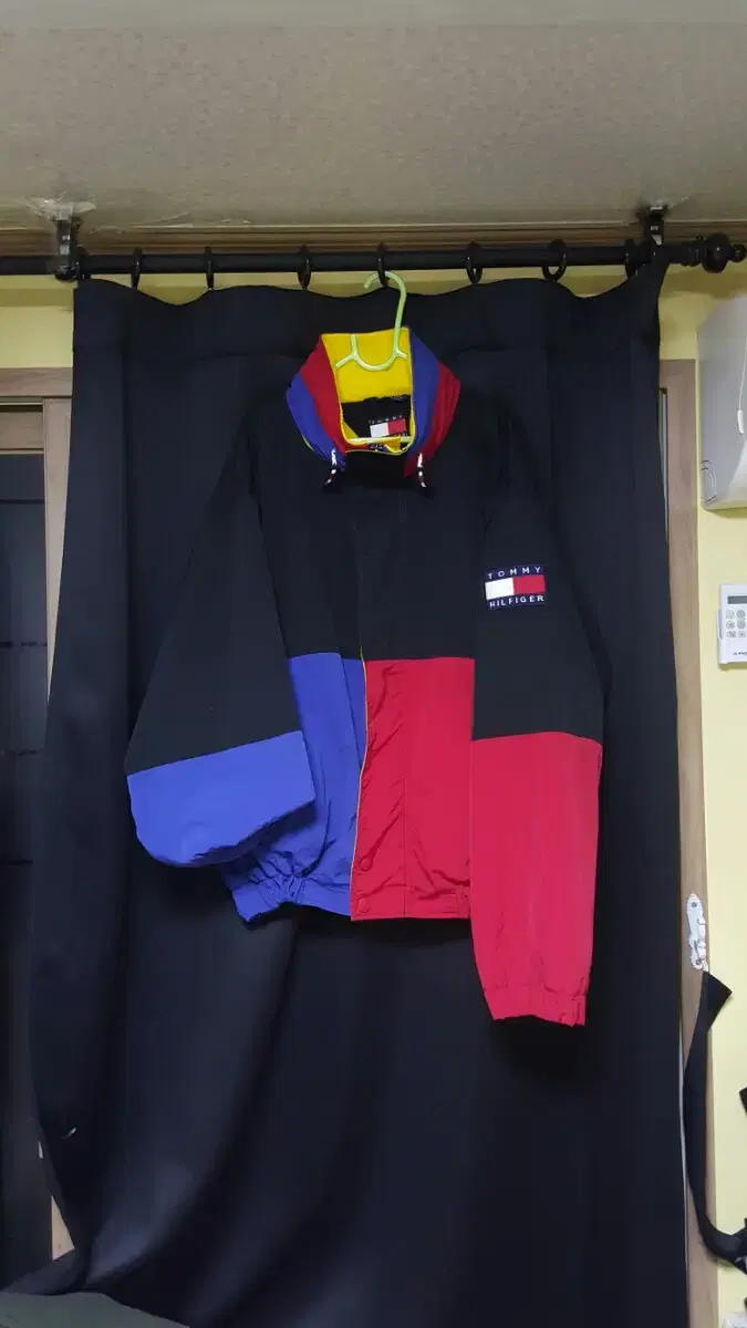 [L] ✔Tommy Hilfiger Old School Colorblock Jacket Black Red