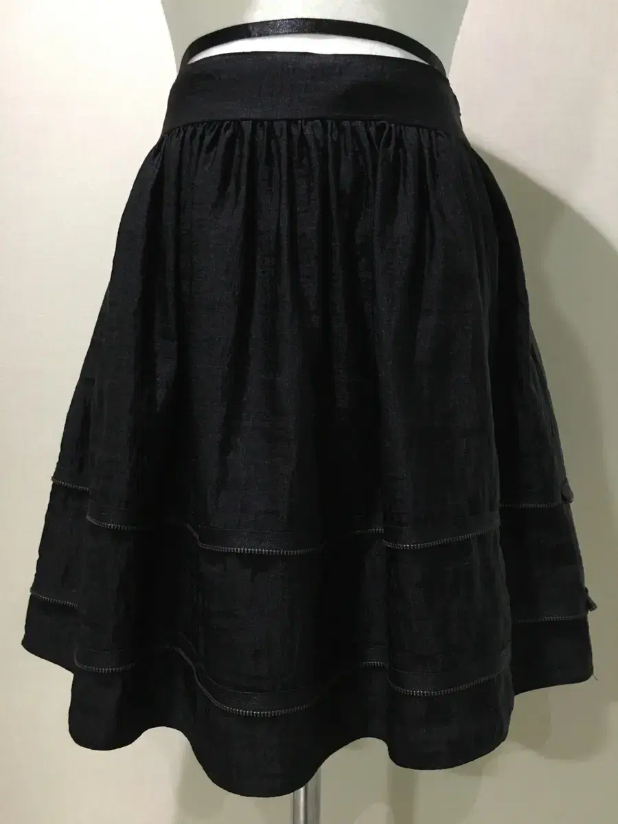 Zipper-line flare skirt