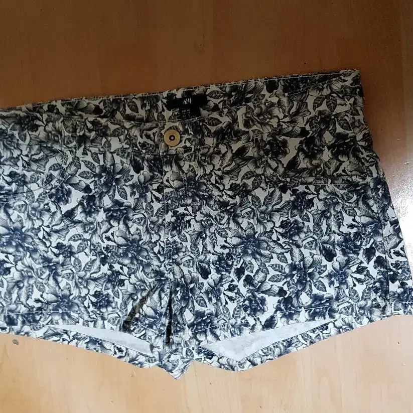 (M-L) H&M Flower Pattern Jeans Short Pants *Price Drop