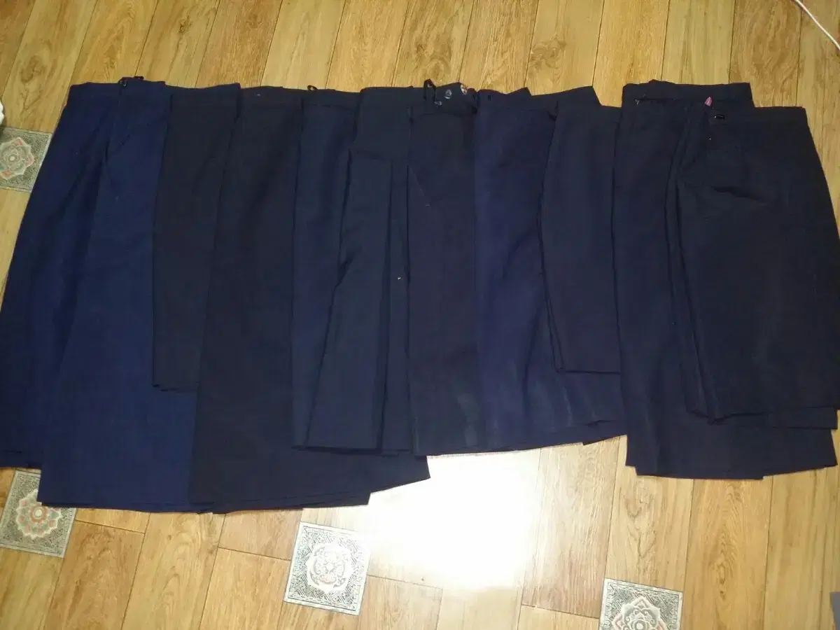 Group 91) Navy blue school uniform skirt (repaired pleats)