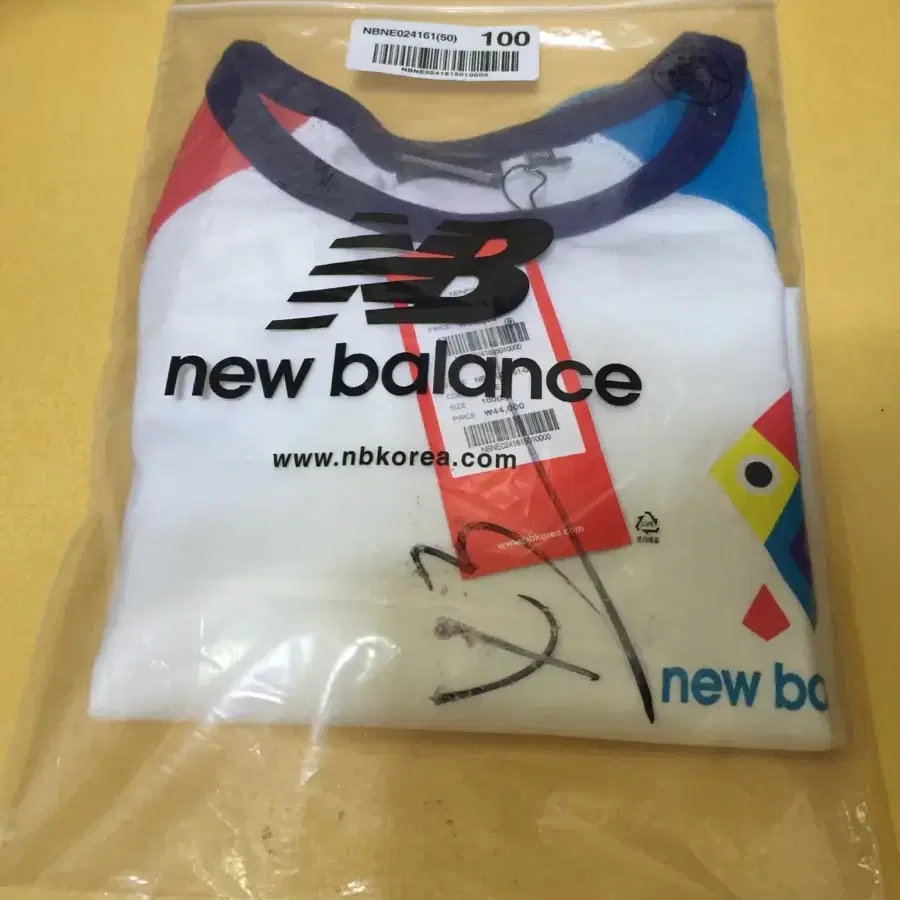 뉴발란스(New balance) 정품 한정판 반팔티 100